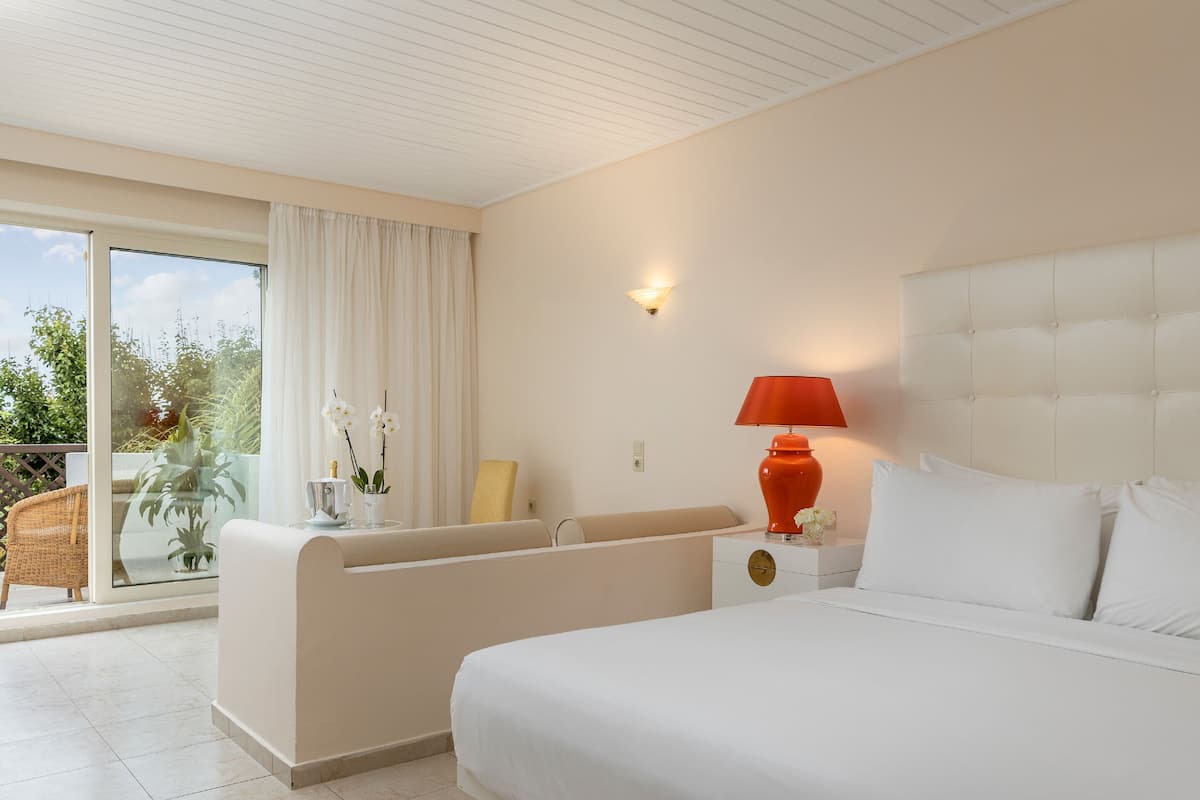 Bungalow familiar, balcón, vista al jardín (Deluxe) | 2 habitaciones, minibar y caja de seguridad en la habitación