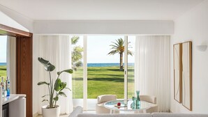 Una sala de estar moderna con un ventanal grande, un sofá, una mesa de centro y una planta en maceta.