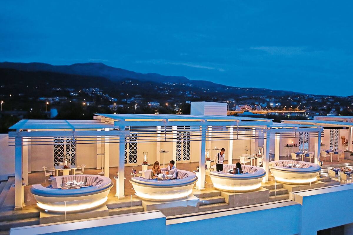 3 bars/lounges, beach bar