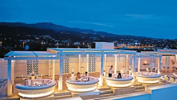 3 μπαρ/lounge, beach bar