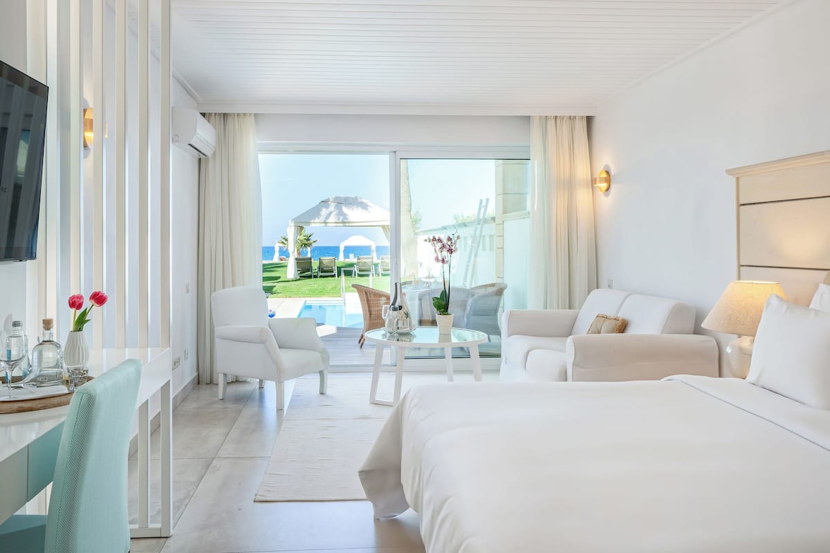 Junior Suite Sea Front, Private Pool | ミニバー、セーフティボックス (室内)、遮光カーテン、アイロン / アイロン台