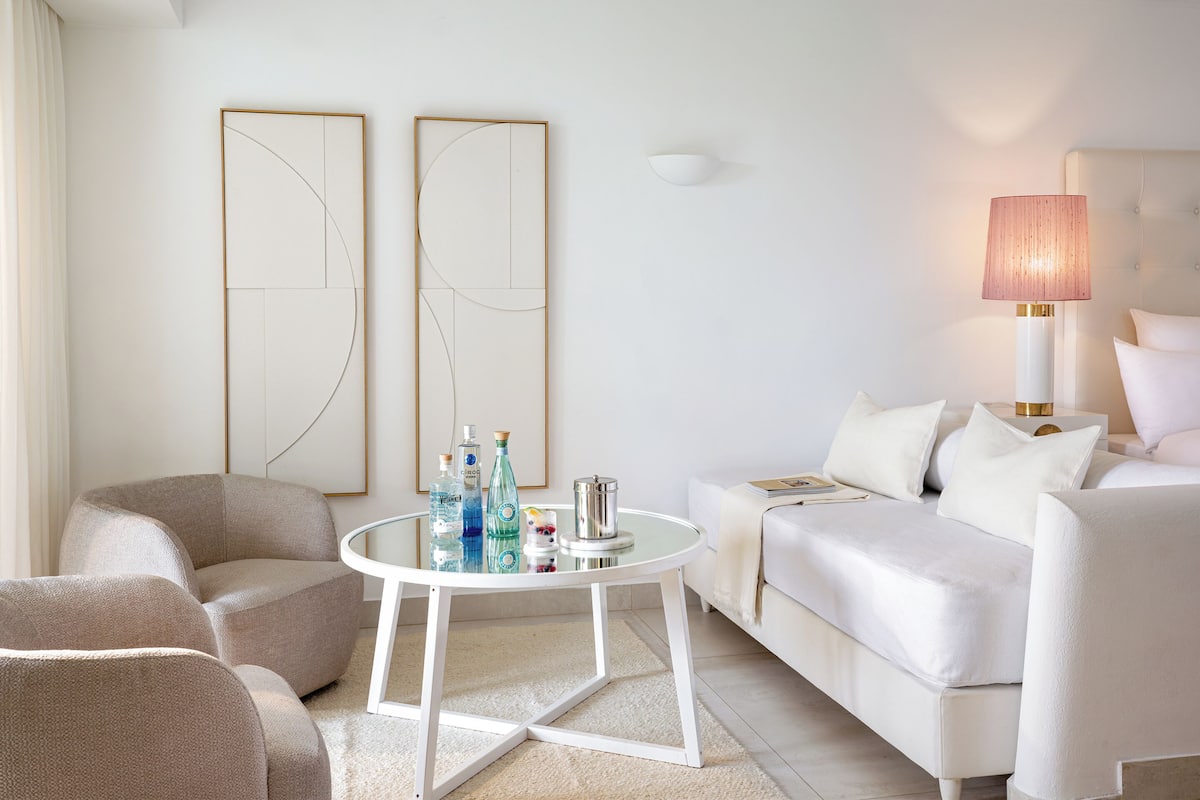 Palace Family Bungalow Suite Garden View | Living area