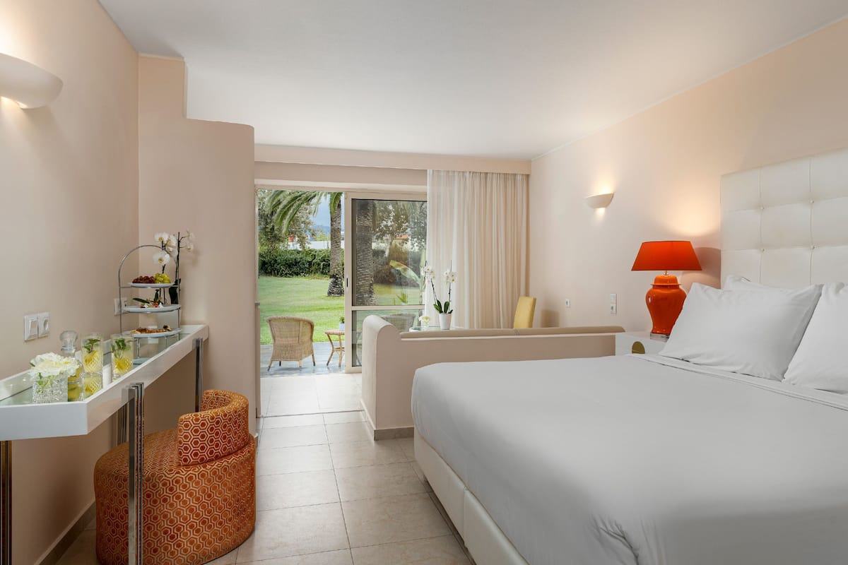 Deluxe Family Bungalow, Garden View, Ground Floor | 2 habitaciones, minibar y caja de seguridad en la habitación