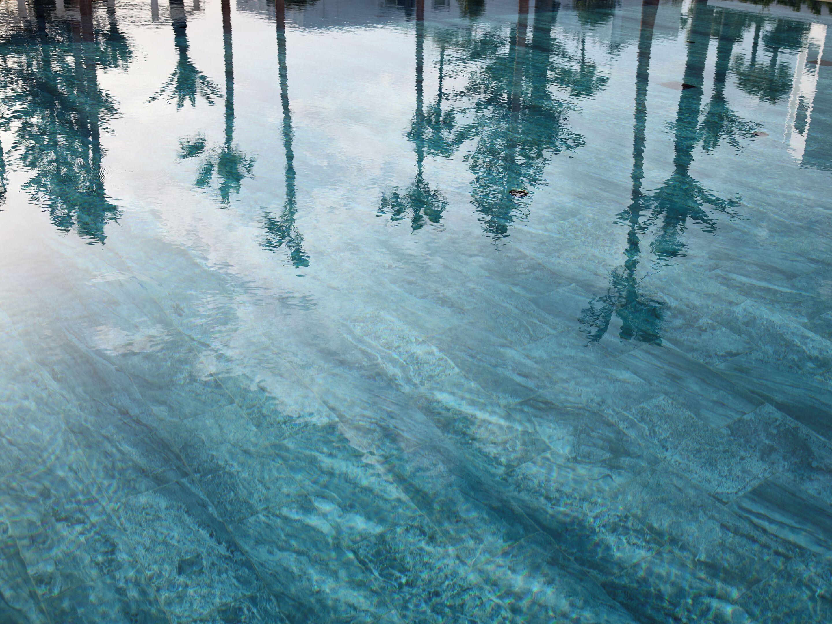 Piscina interna, piscina externa, espreguiçadeiras