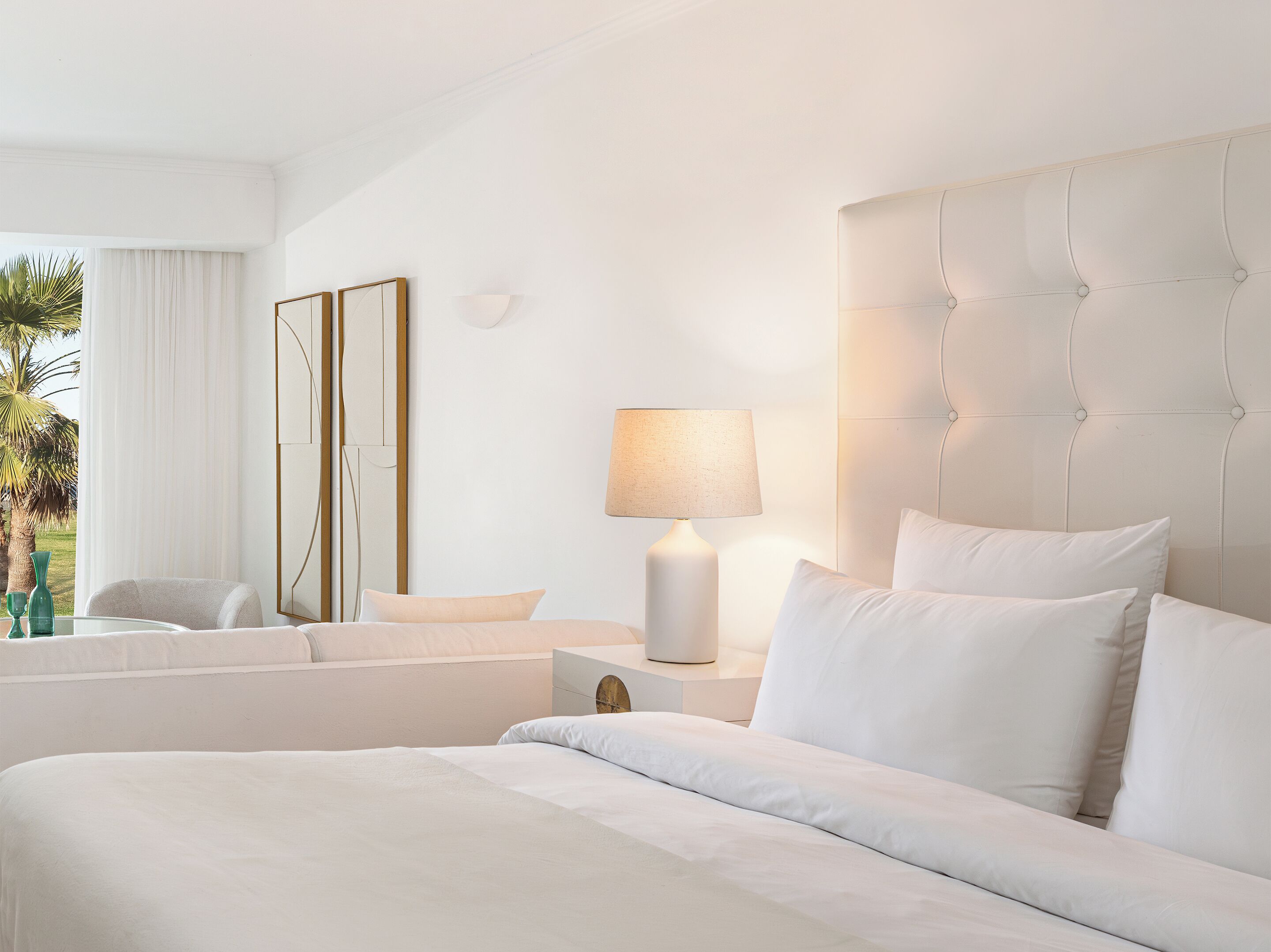 Minibar, caja de seguridad en la habitación y cortinas blackout 