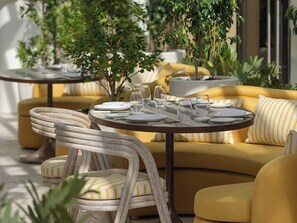 5 restaurants; breakfast, lunch and dinner served 