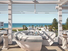 3 bars/lounges, beach bar