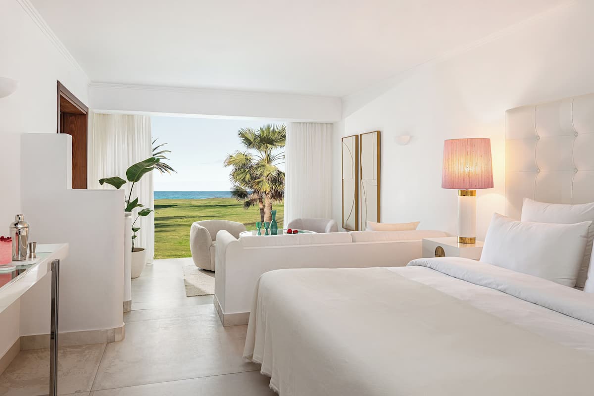 Palace Family Bungalow Suite, Side Sea View | ミニバー、セーフティボックス (室内)、遮光カーテン、アイロン / アイロン台