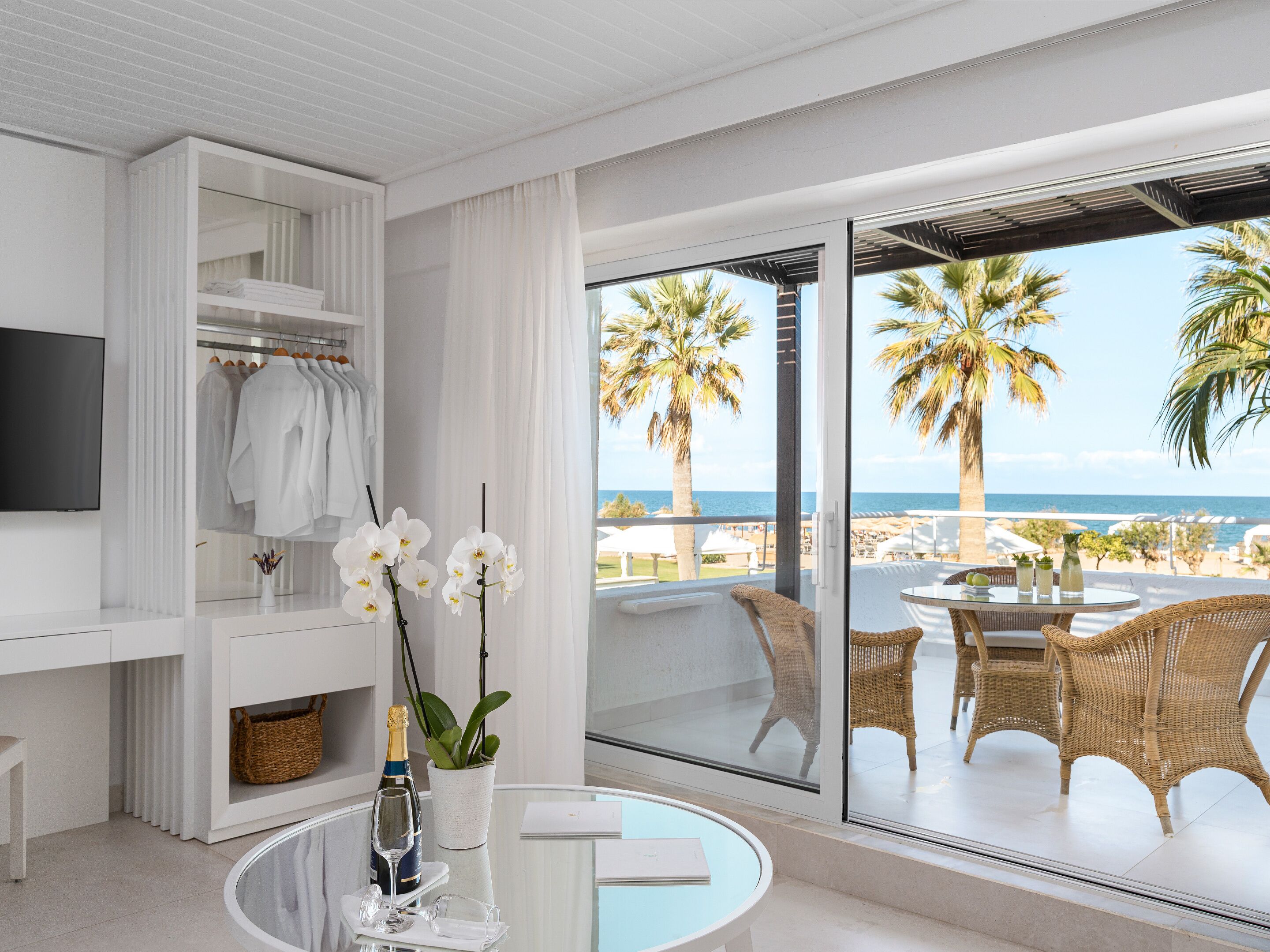 Family Suite Sea Front | Woonruimte | Een flatscreentelevisie