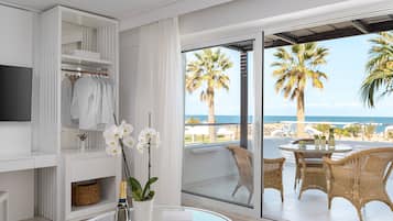 Family Suite Sea Front | Woonruimte | Een flatscreentelevisie
