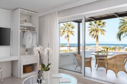 Family Suite Sea Front | Zona de estar | Una televisión de pantalla plana