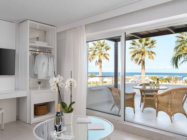 Family Suite Sea Front | Living area