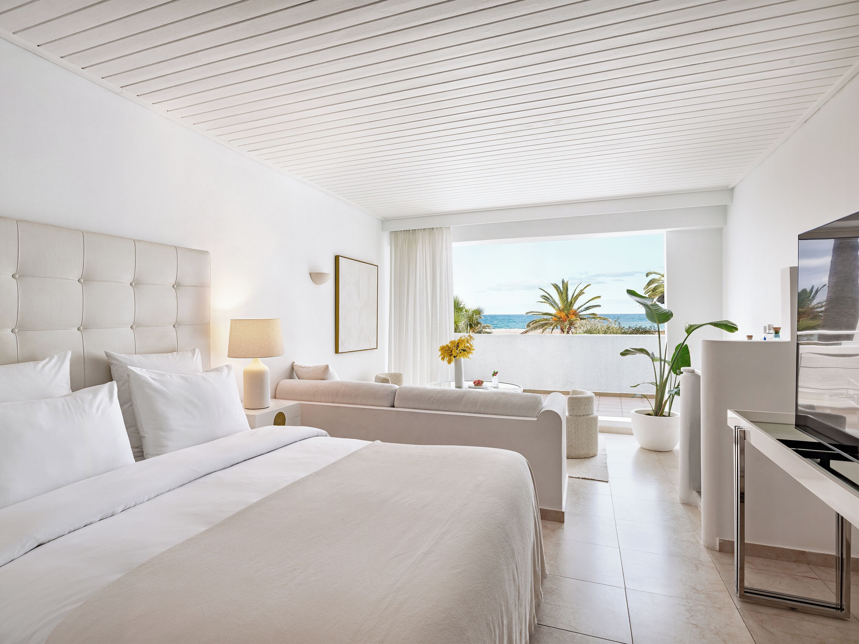 Minibar, caja de seguridad en la habitación y cortinas blackout 