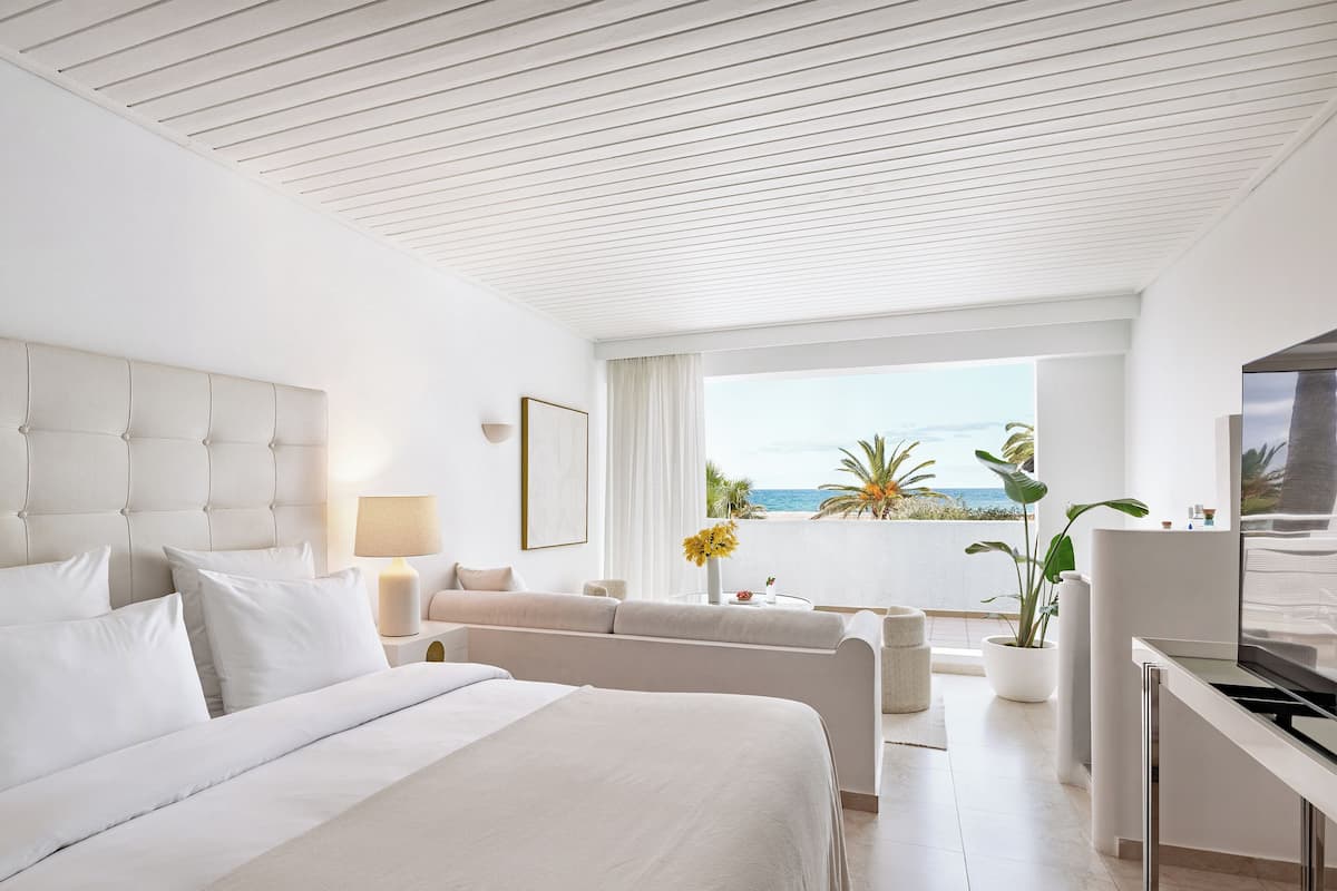 2-Bedroom Luxury Bungalow Suite | ミニバー、セーフティボックス (室内)、遮光カーテン、アイロン / アイロン台