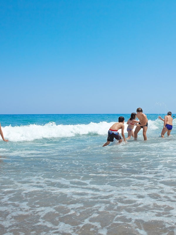 Sulla spiaggia, cabine (a pagamento), lettini da mare, ombrelloni