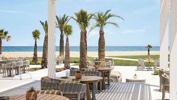 5 restaurantes; se sirven desayunos, comidas y cenas