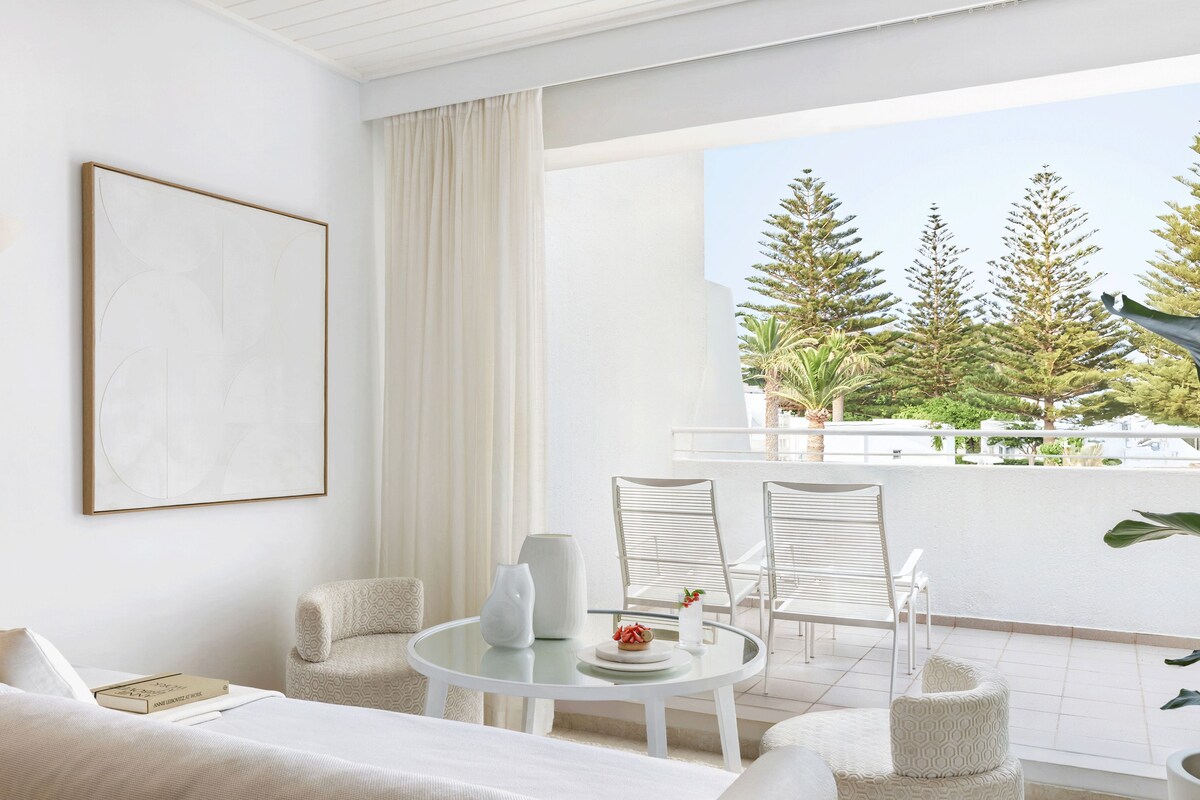 Bungalow familiar, balcón, vistas al jardín (Deluxe) | Minibar, caja fuerte, cortinas opacas y tabla de planchar con plancha