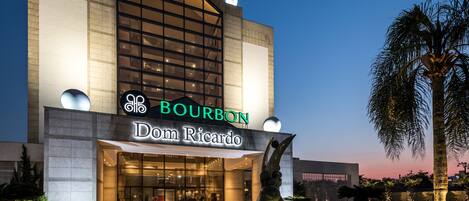 Bagian depan properti - sore/malam