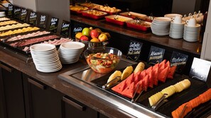 Café da manhã com buffet grátis todos os dias