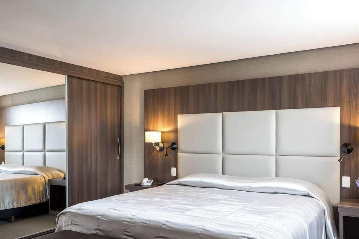 Frigobar, cofres nos quartos, quartos à prova de som, Wi-Fi de cortesia