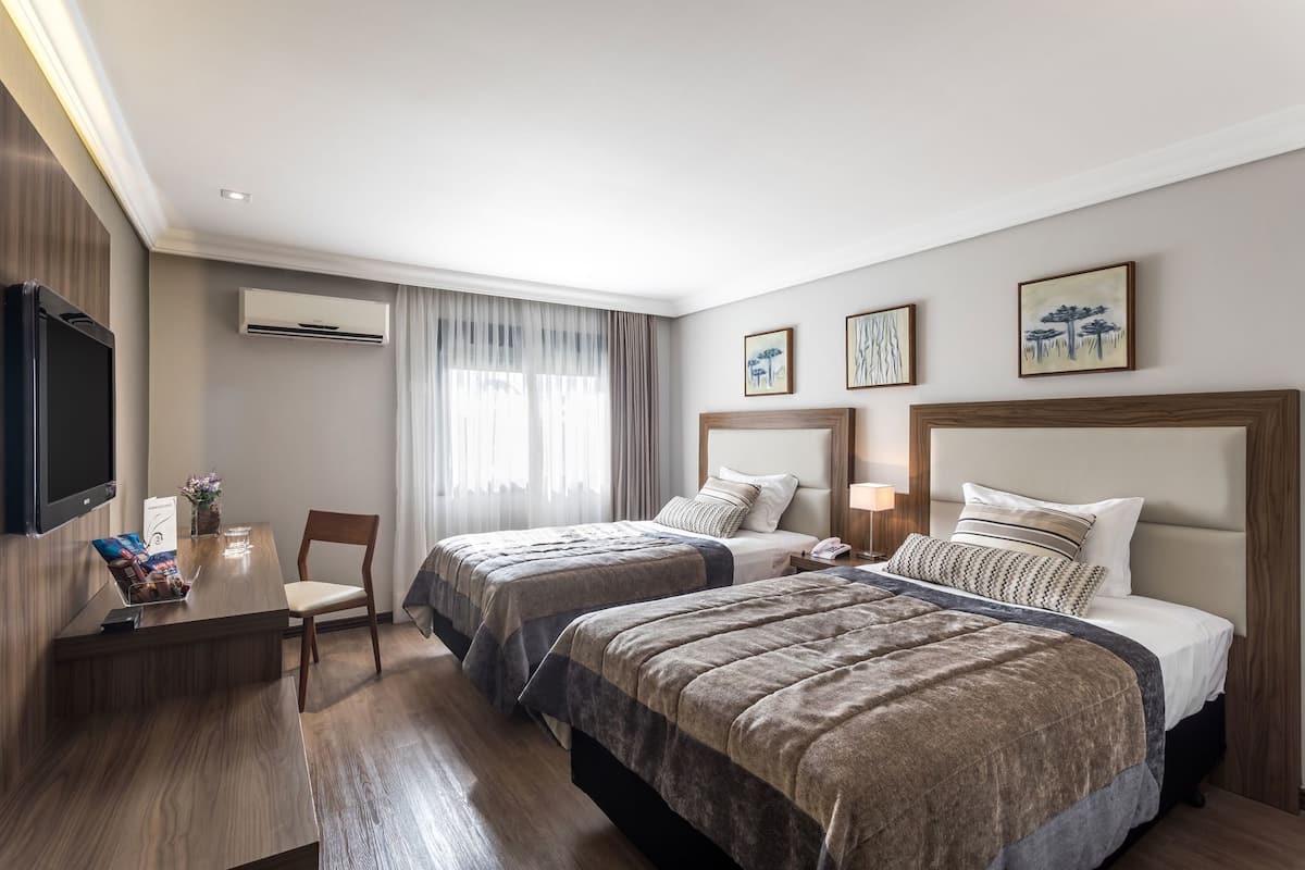 Frigobar, cofres nos quartos, quartos à prova de som, Wi-Fi de cortesia