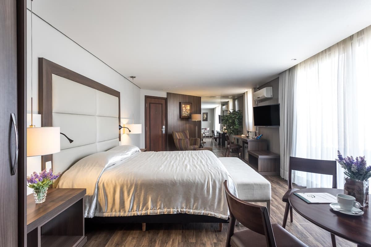 Een minibar, een kluis op de kamer, geluiddichte muren, gratis wifi