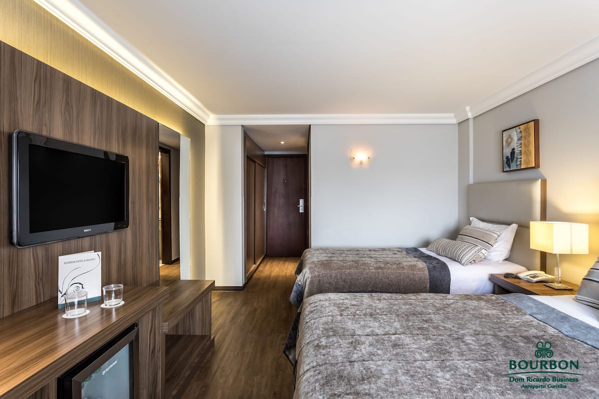 Frigobar, cofres nos quartos, quartos à prova de som, Wi-Fi de cortesia