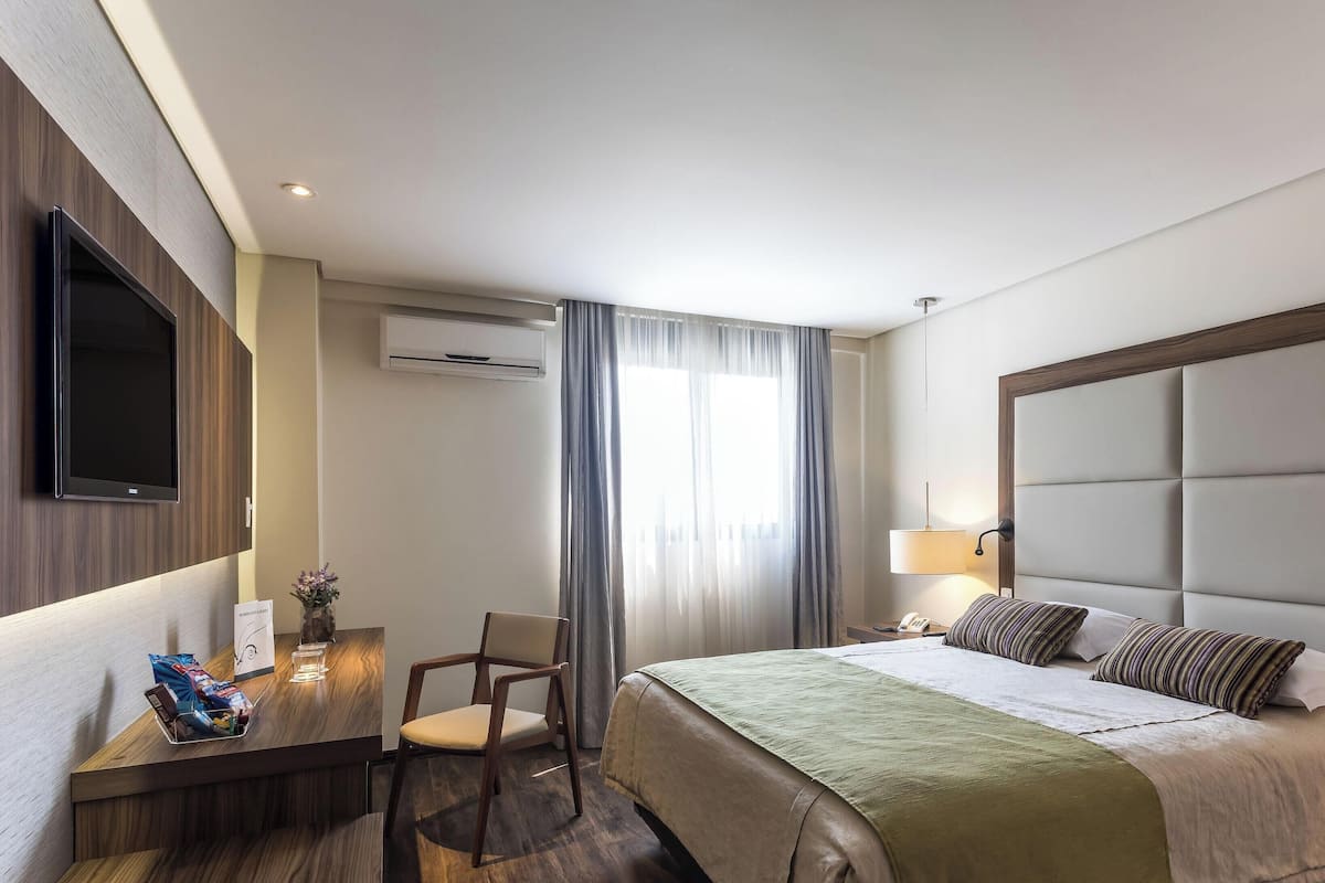 Minibar, coffre-fort, systĂšme dâinsonorisation, accĂšs au Wi-Fi (inclus)