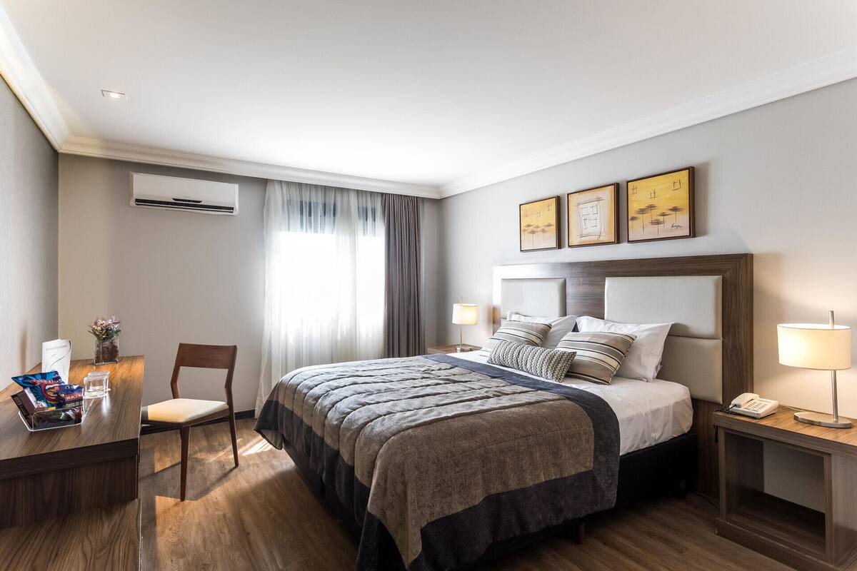 Een minibar, een kluis op de kamer, geluiddichte muren, gratis wifi
