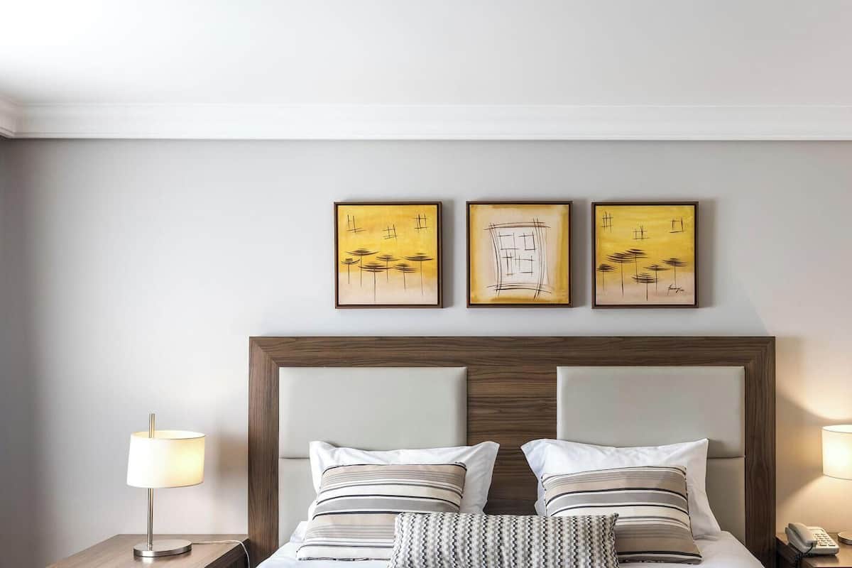 Frigobar, cofres nos quartos, quartos à prova de som, Wi-Fi de cortesia