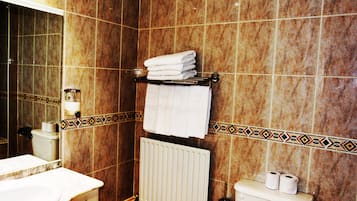 Combined shower/tub, free toiletries, hair dryer, towels