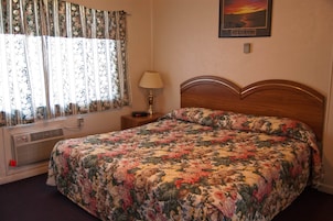 Standard Room, 1 King Bed, Non Smoking | Desk, free WiFi