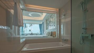 Two Bed Rooms Family | Phòng tắm | Buồng tắm vòi sen, đồ dùng nhà tắm miễn phí, máy sấy tóc