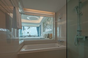 Two Bed Rooms Family | Badkamer | Een douche, gratis toiletartikelen, een haardroger, badjassen