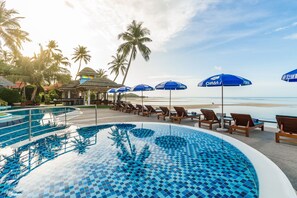 Outdoor pool, open 7:00 AM to 7:00 PM, pool umbrellas, sun loungers - Chaba Cabana Beach Resort (Koh Samui)