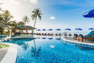 Una piscina al aire libre (de 07:00 a 19:00), sombrillas, tumbonas