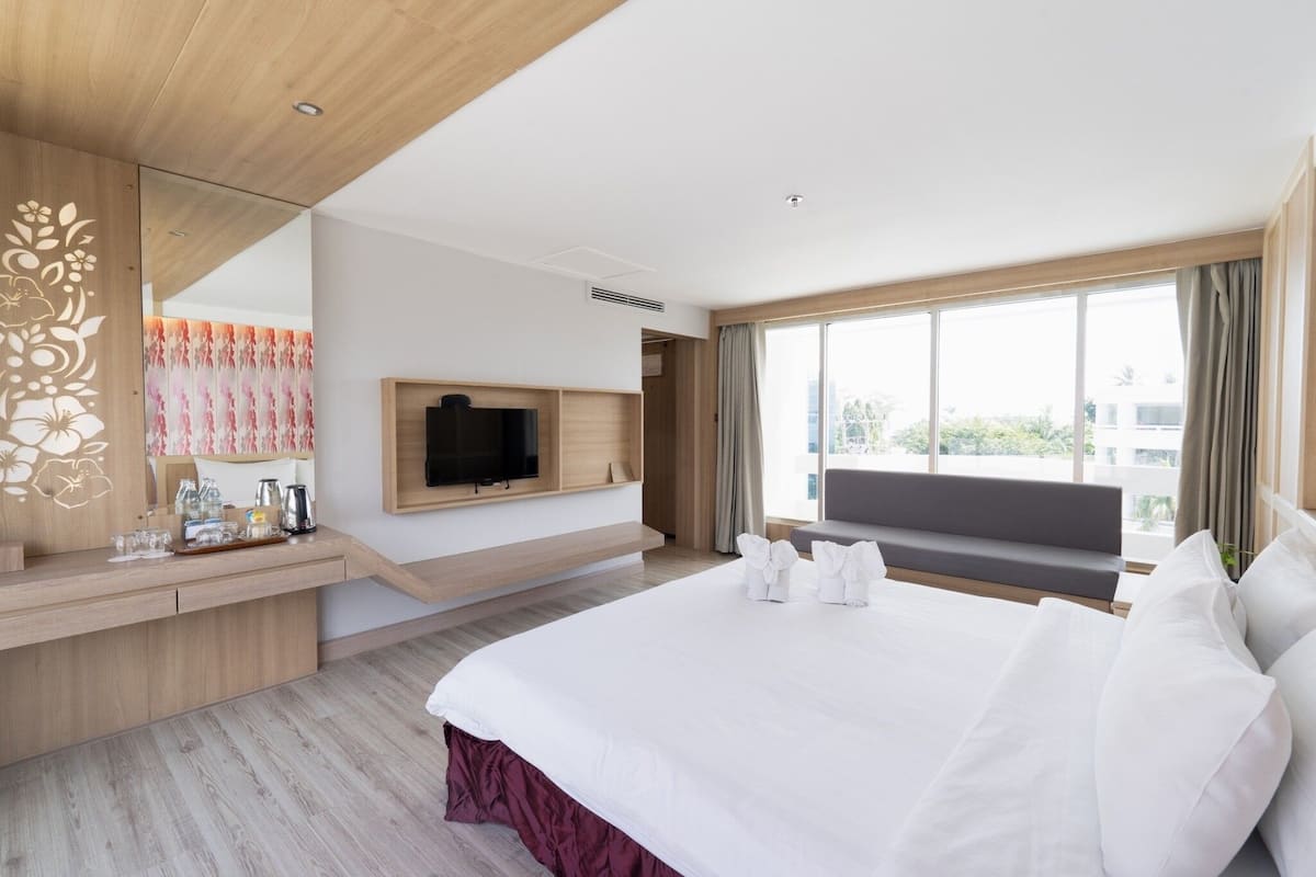 Two Bedrooms Lake Building | ตู้นิรภัยในห้องพัก, โต๊ะทำงาน, ผ้าม่านกันแสง, Wi-Fi ฟรี