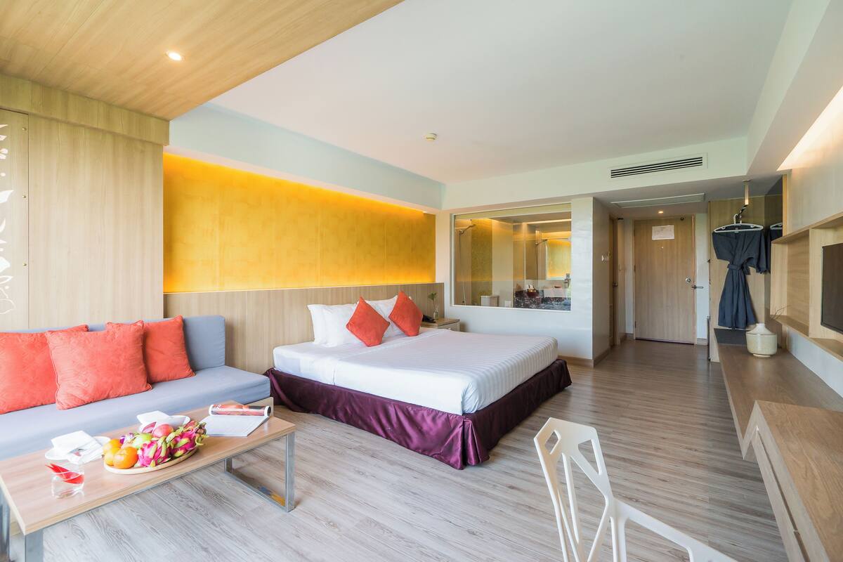 Superior Lake Building Room (King Bed) | ตู้นิรภัยในห้องพัก, โต๊ะทำงาน, ผ้าม่านกันแสง, Wi-Fi ฟรี