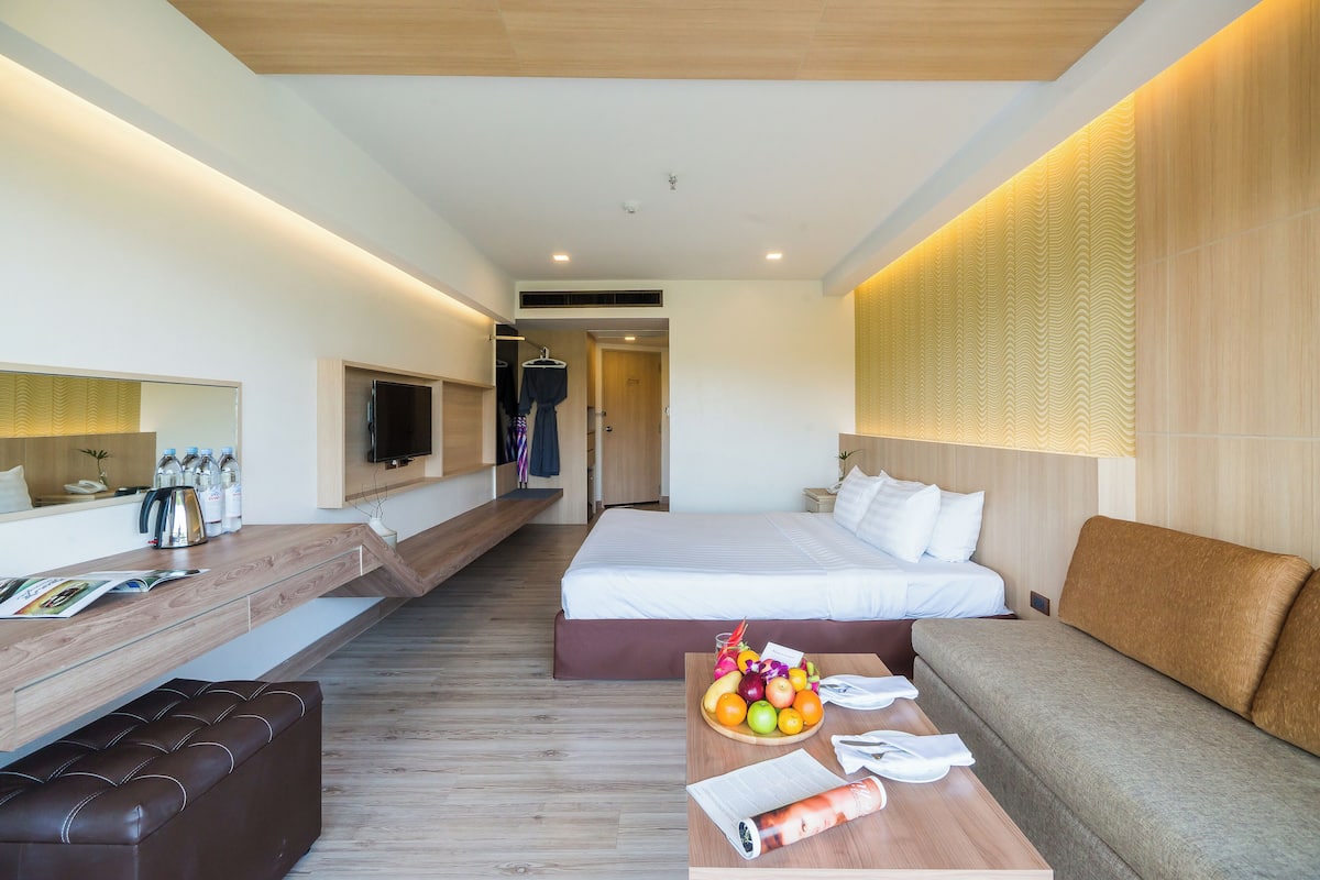 Deluxe Ocean Building (King Bed) | ตู้นิรภัยในห้องพัก, โต๊ะทำงาน, ผ้าม่านกันแสง, Wi-Fi ฟรี