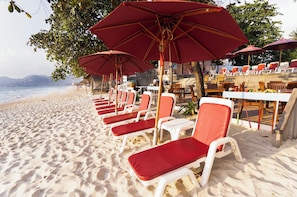 On the beach, sun-loungers, beach umbrellas, beach towels - MATCHA SAMUI RESORT (Koh Samui)