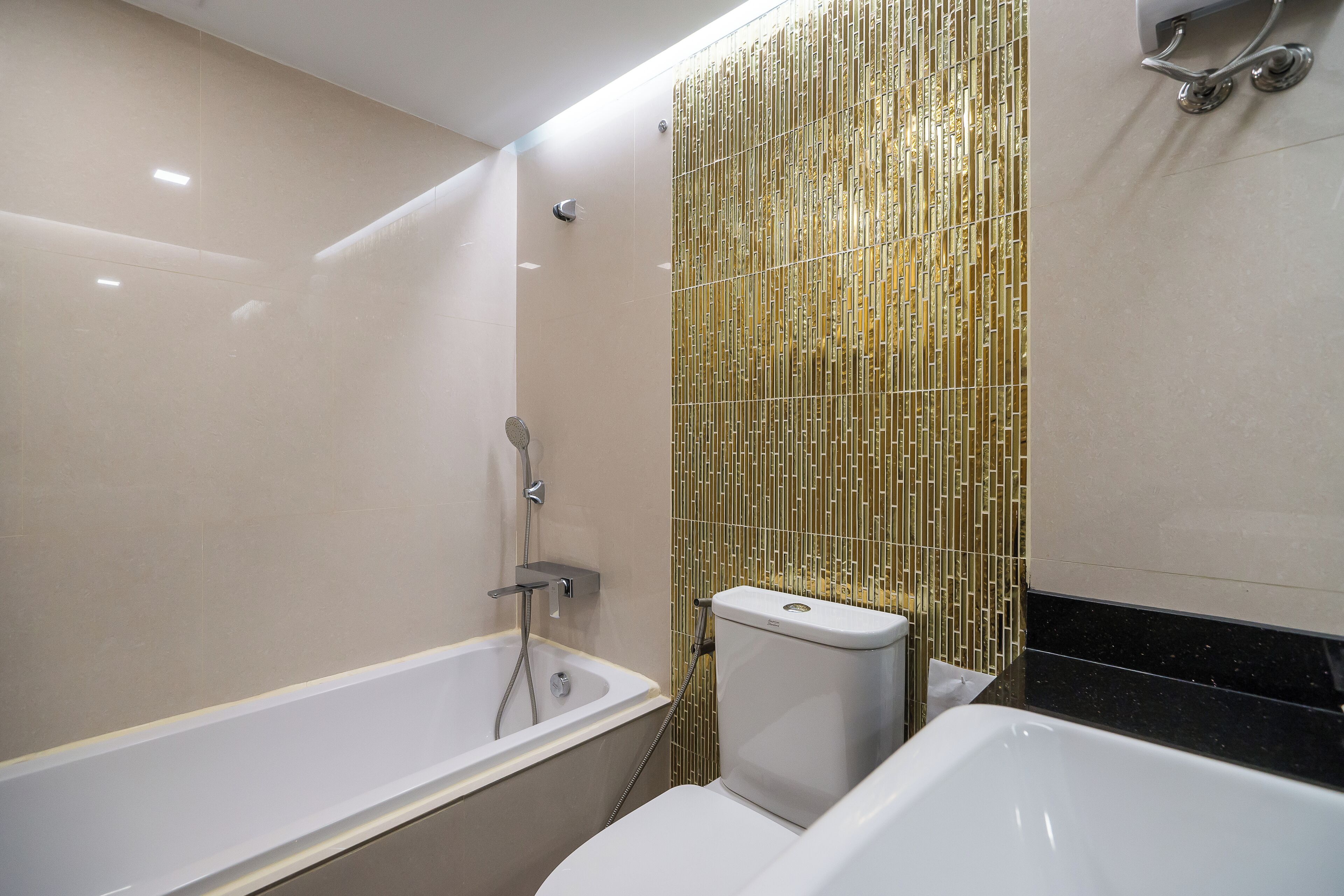 Un bagno moderno con vasca, servizi igienici e doccia.