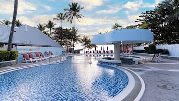 2 albercas al aire libre, acceso de 07:00 a 18:00, y camastros