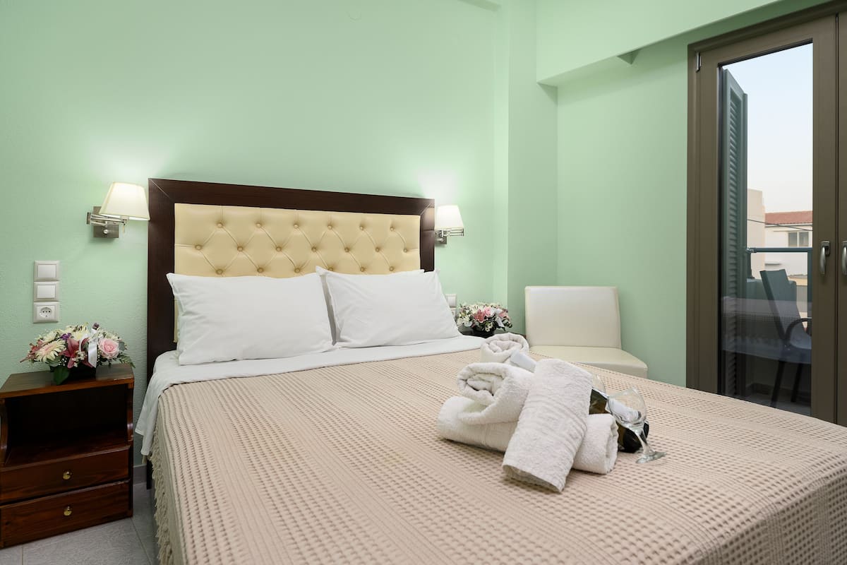 Small Double Room for Single Use, Garden View | Minibar, in-room safe, individually furnished, desk