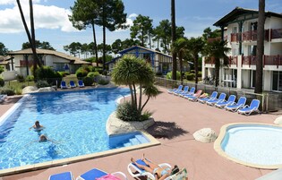 Una piscina al aire libre de temporada