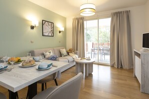 Căn hộ | Bàn ủi/dụng cụ ủi quần áo, nôi/giường cho trẻ sơ sinh (phụ phí) 