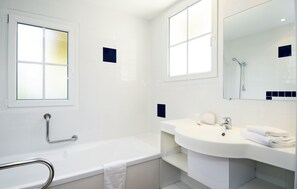 Combined shower/tub, rainfall showerhead, towels