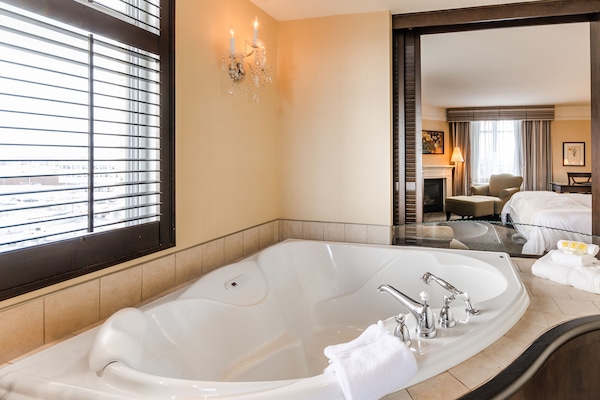 Deluxe Room, 1 King Bed | Jetted tub