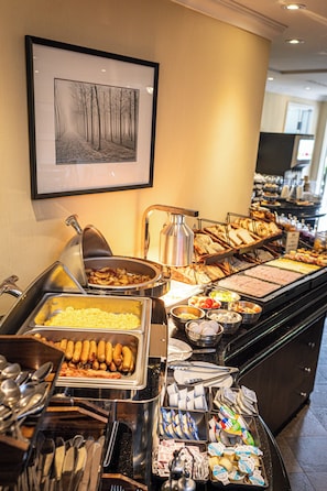 Free daily buffet breakfast
