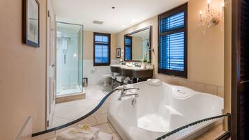 Deluxe Room, 1 King Bed | Bathroom
