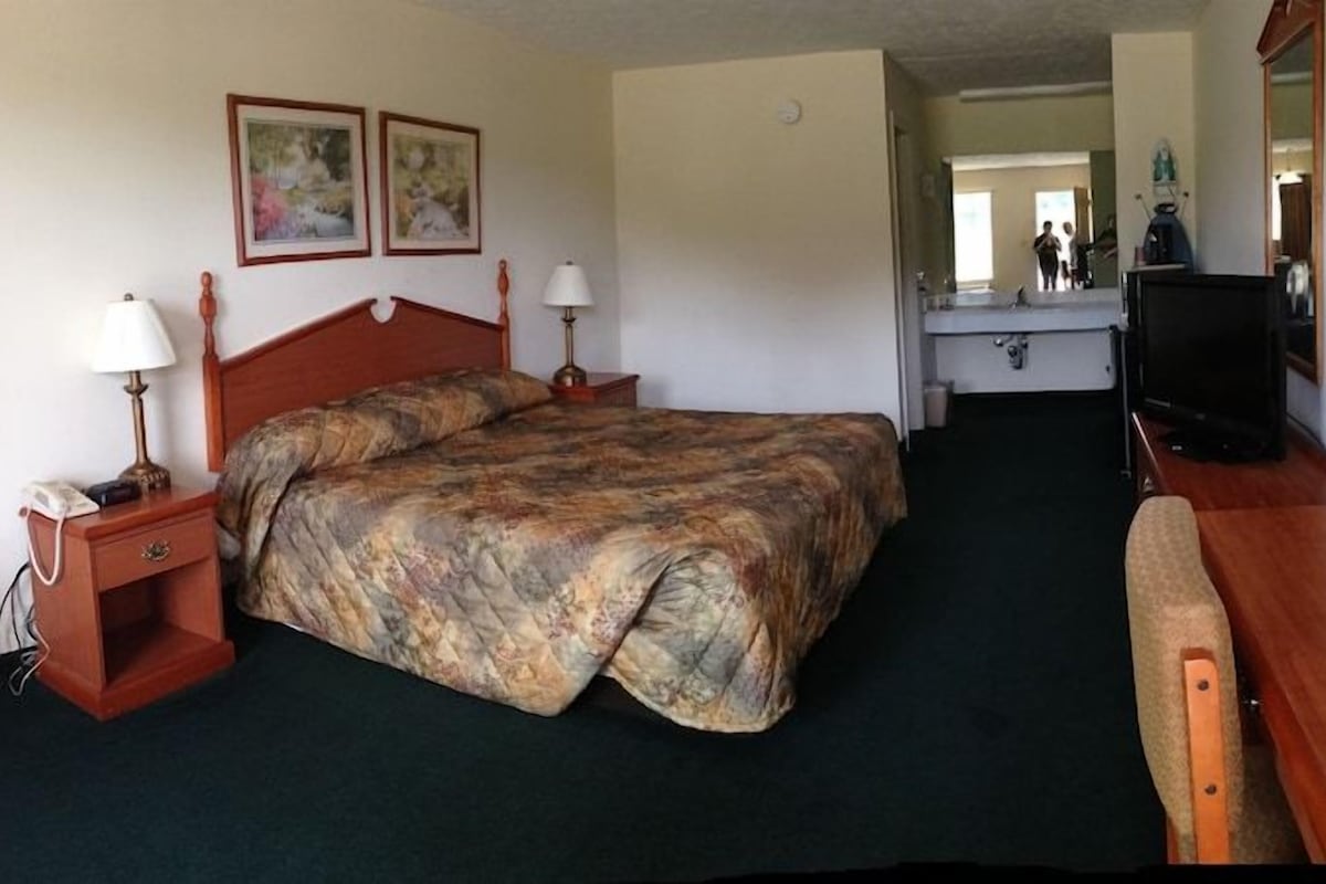 Iron/ironing board, WiFi (free), alarm clocks, bed sheets
